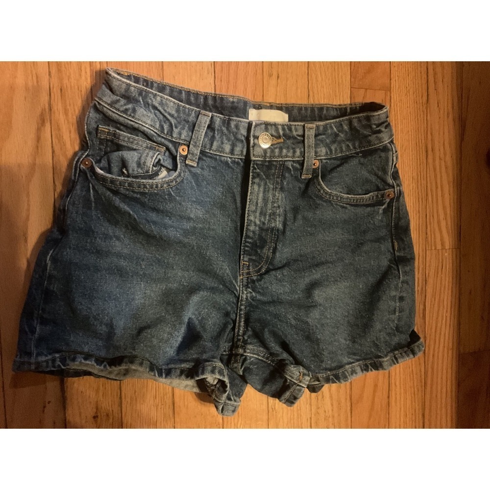 H&M High Rise Mom Denim Shorts Light Blue Size 4 Button Pockets Cuffed